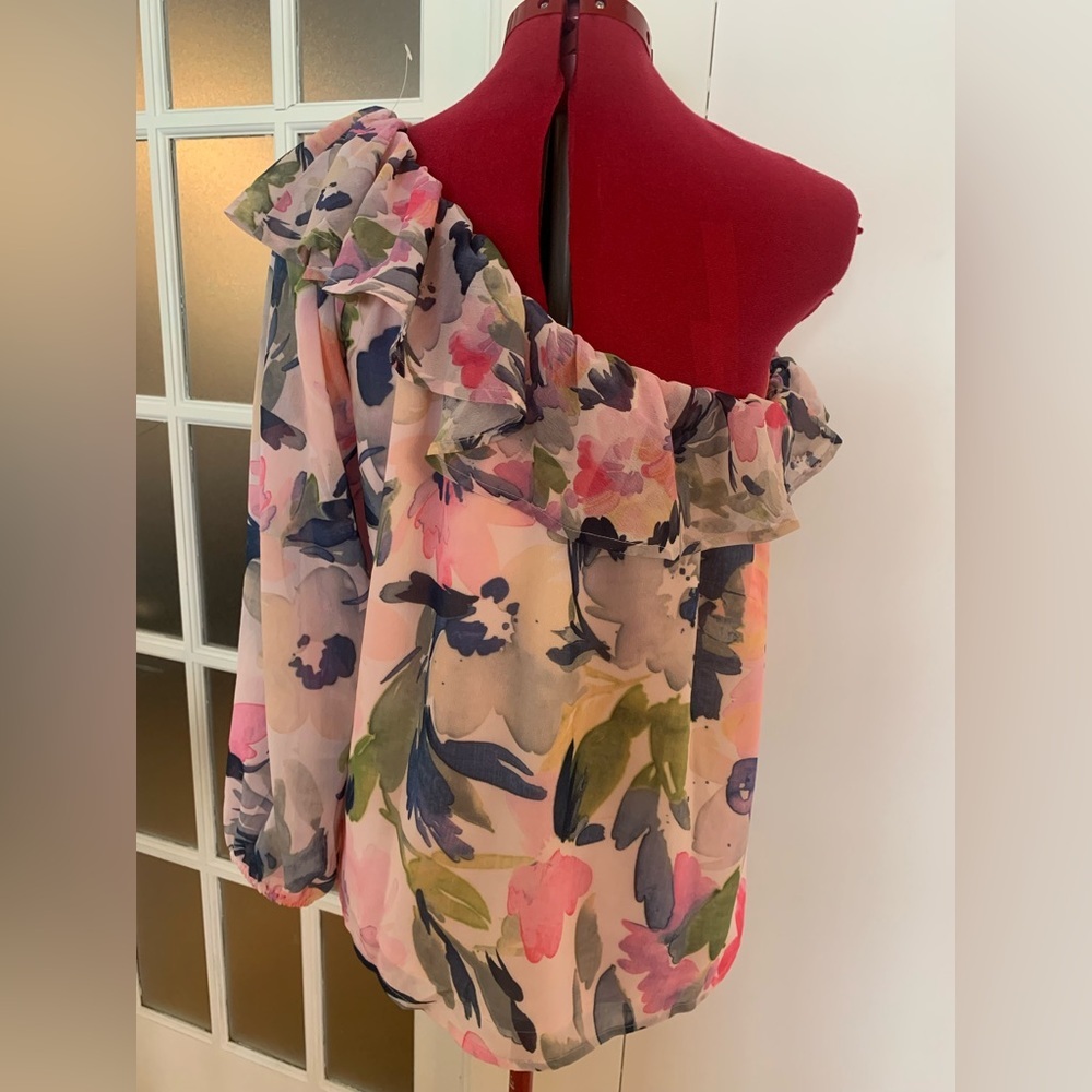 NWT French Connection One Sleeve Flower Top - Picture 3 of 6